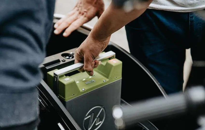 Quantum Glass Battery